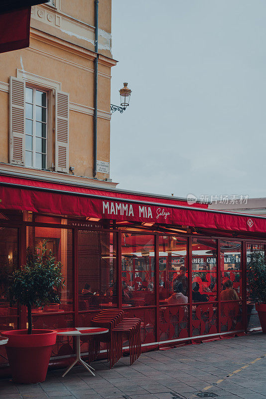 法国尼斯老城区Cours Saleya大街上的Mamma Mia餐厅的外观。